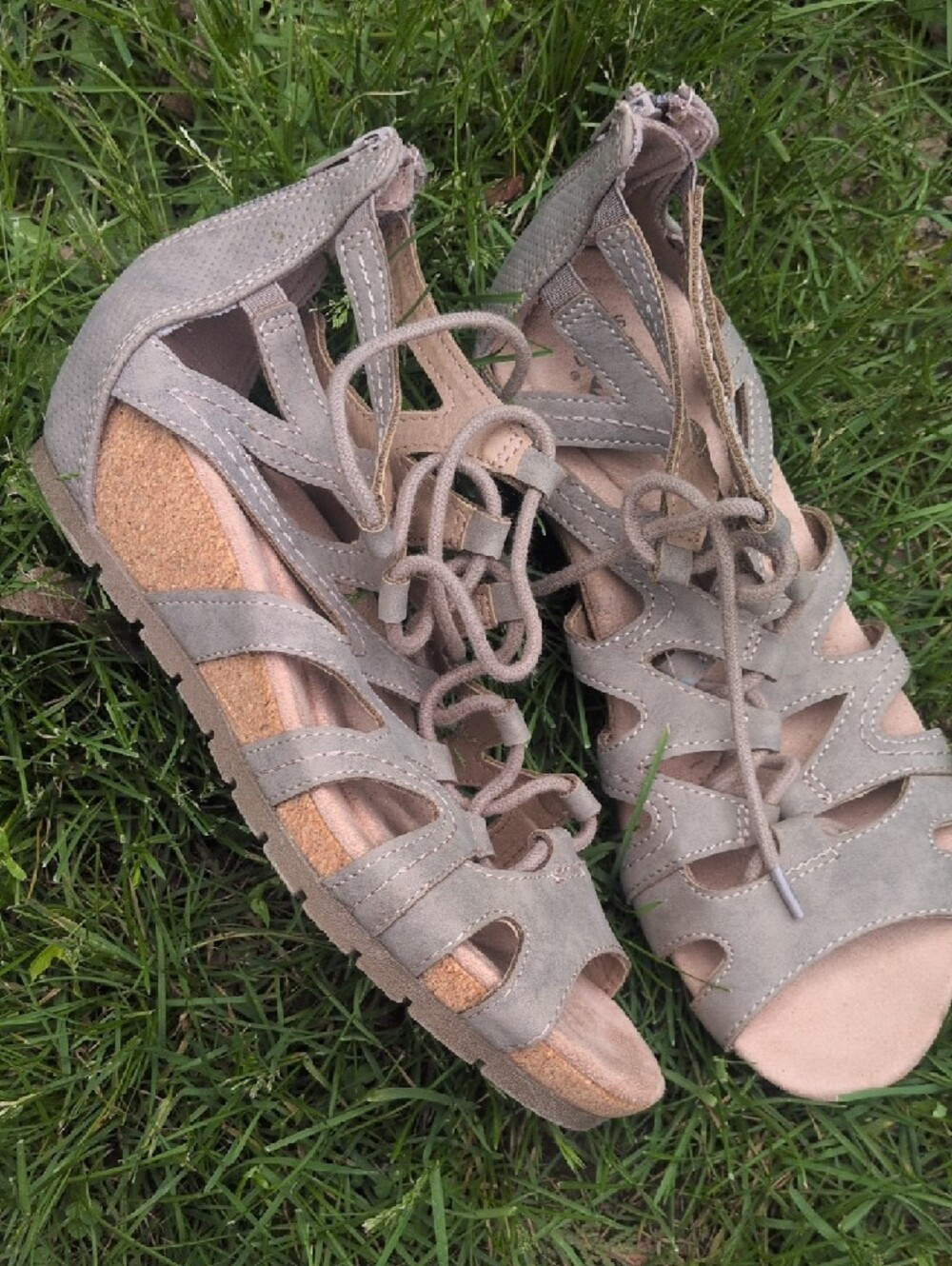 Eart Origins Gladiator Cutout Sandals in Taupe Gray Suede New - Picture 4 of 5
